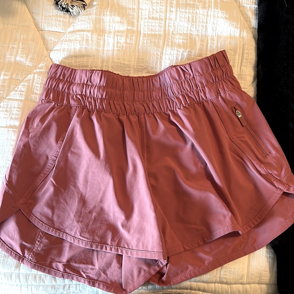 LULULEMON Tracker 4” Low Rise shorts